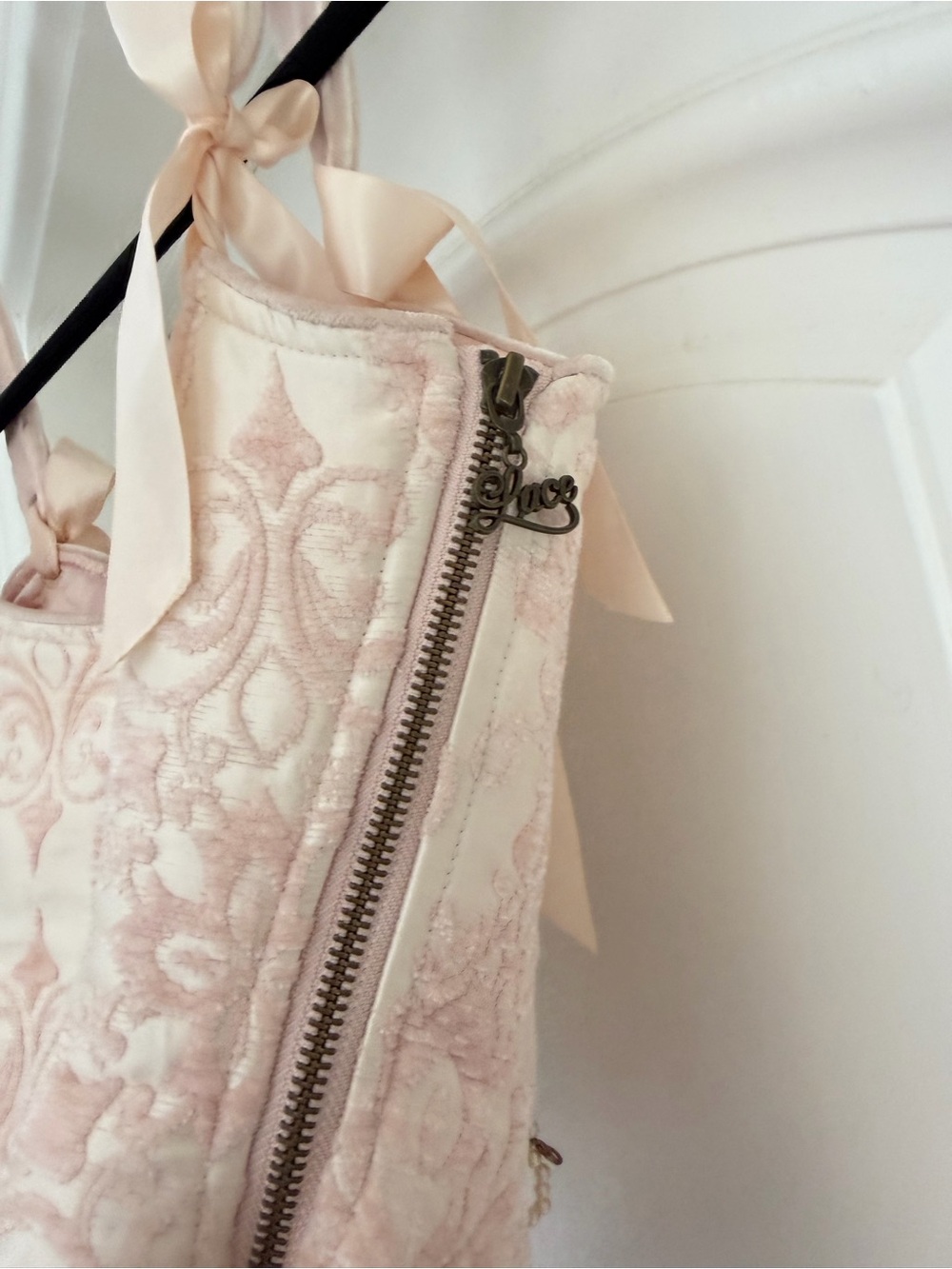 Elegant Cream Lace Corset with Pearl Chain Detail - Picture 8 of 9